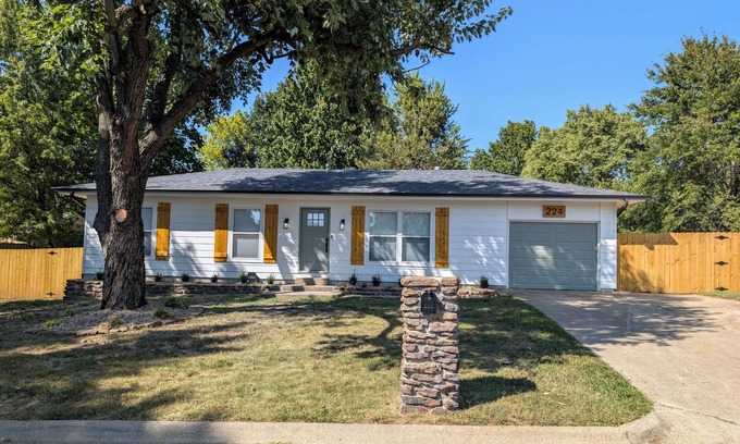 Fayetteville Casa | Cozy 3-bedroom, remodeled home in charming Fayetteville, AR centrally located.