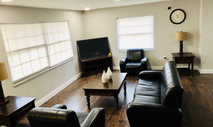 Fairvilla Casa | Cozy 3 bedroom second floor unit