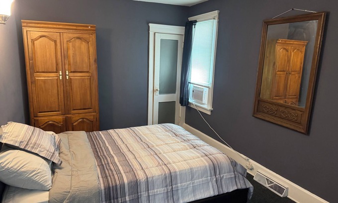 Erie Apartamento | Cozy 3-bedroom with AC in Erie Pa. located near the bayfront convention center.