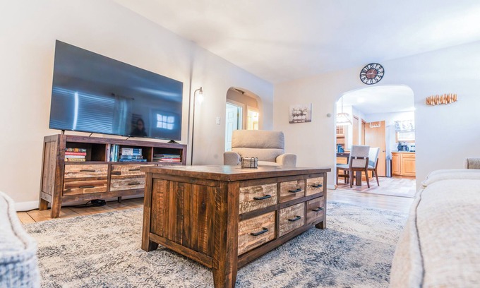 Warren South Casa | Cozy 3-BR bungalow w/ private backyard, playground, basement game room, & views