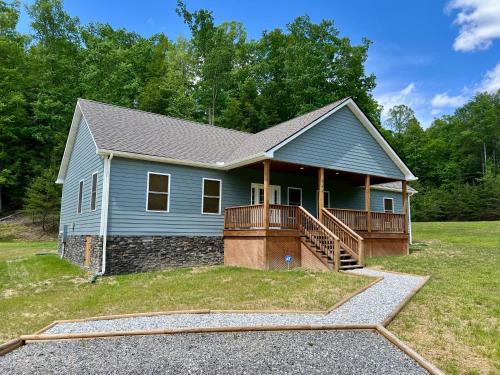 Mt Lookout Casa | Cozy 3 BR Cabin with Pond on 3 acres - New River Gorge - Summersville Lake