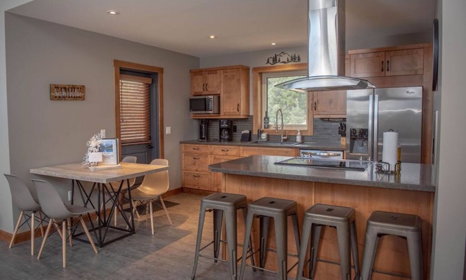 East Kootenay Casa | Cozy 3 BR Home | Mountain Views | Private Beach |Lake Access