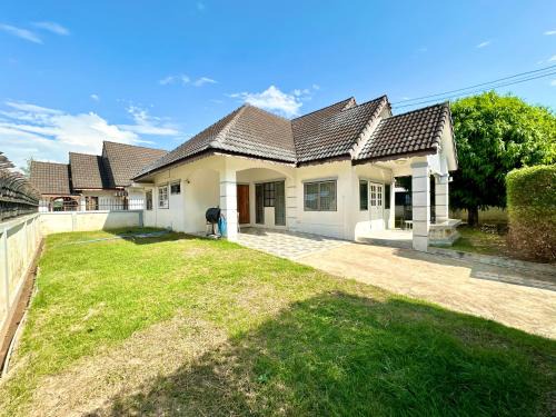 Tha Sala Casa | Cozy 3 BR house & green lawn near Airport & Old town