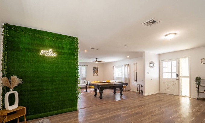 Arlington South Casa | Cozy 3B/2B home w/ Insta-worthy billiard table near Disneyland, Beaches, & more!