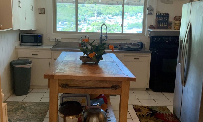 Palolo Casa | Cozy 3BD, 2BA fully furnished with beautiful mountain views.