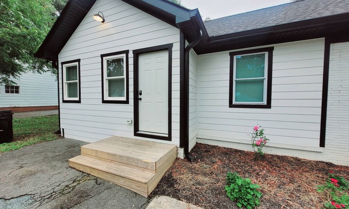 Monroe Apartamento | Cozy 3BR/2BA Home Near Downtown Monroe & Waxhaw with Fire Pit + Patio