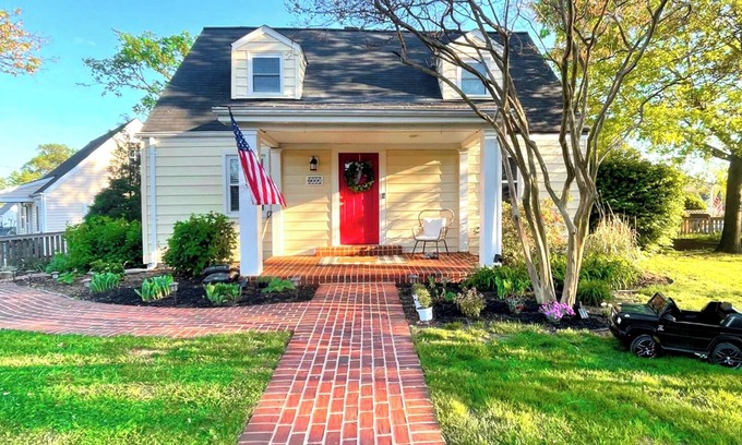 Jefferson Manor Cabaña | Cozy 3BR Cottage w/Metro Access minutes to Old Town, Alexandria!