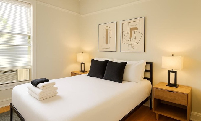North Center Apartamento | Cozy 3BR Gem in North Center