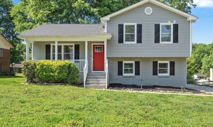 Toddville Road Casa | Cozy 3BR Gem with Home Theater near Uptown & Airport