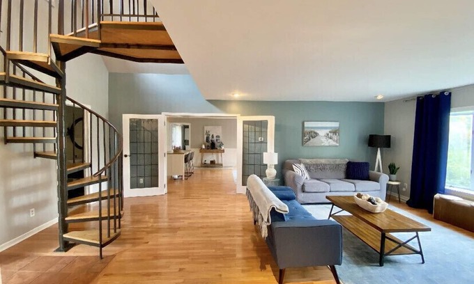 Riverside Casa | COZY 3BR HARBOR HOUSE NEAR LAKE MICHIGAN, HUGE DECK AND YARD