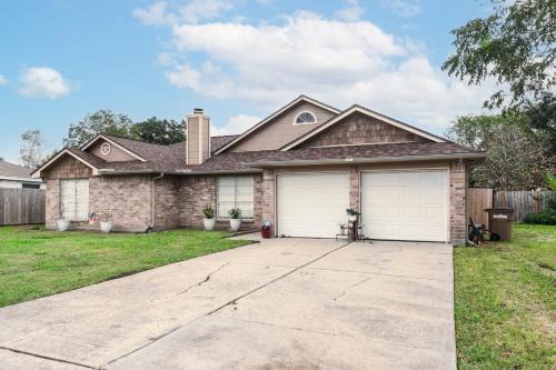 Dickinson Casa | Cozy 3BR Home Escape, Modern & Serene