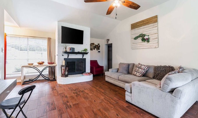 Dickinson Casa | Cozy 3BR Home Escape | Modern & Serene