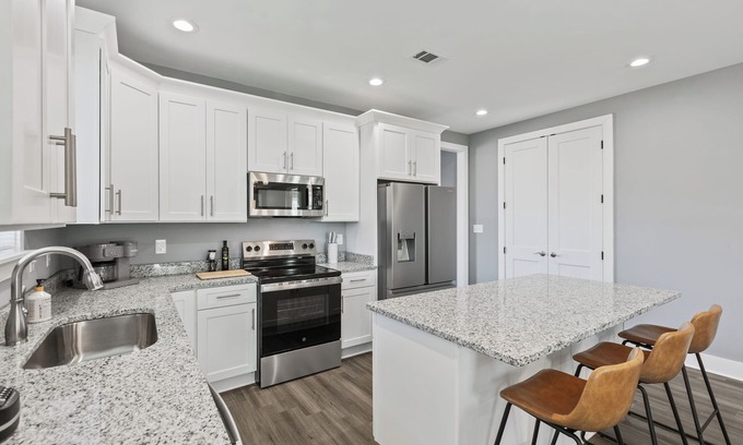 Vollintine-Evergreen Casa | Cozy 3BR Home - Fire Pit & Gated Parking in Midtown - Near Rhodes College & Zoo