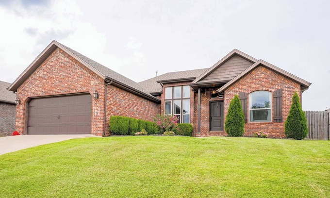 Cave Springs Casa | Cozy 3BR Near XNA Backyard & EV Charger