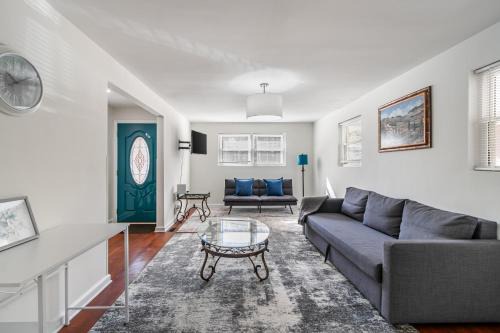 East Point Apartamento | Cozy 3BR Retreat with Parking and Private Yard