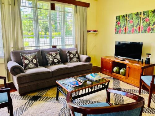 Suva Casa | Cozy 3BR Wooden Retreat