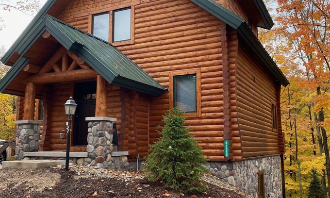 Boyne City Cabina | Cozy 4 BDR Log Cabin at Boyne Mountain
