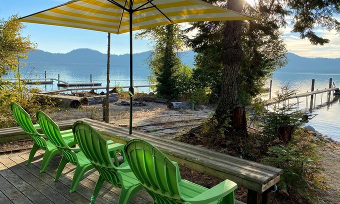 Coolin Cabina | Cozy 4 BDRM Beach Cottage on the Water at Sherwood Beach