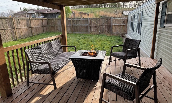 Nancy Casa | Cozy, 4 bdrm home VERY near Lake Cumberland! Pet friendly. EXTRA lot for parking