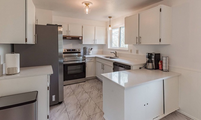 Oak Creek Casa | Cozy 4 bds house w/firepit, quiet & 2 mins to freeway
