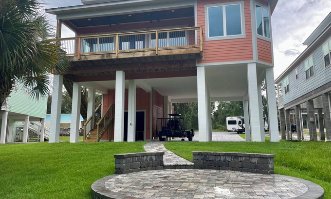 Steinhatchee Casa | Cozy 4 bedroom 3.5 bath waterfront home with boat dock and slip.