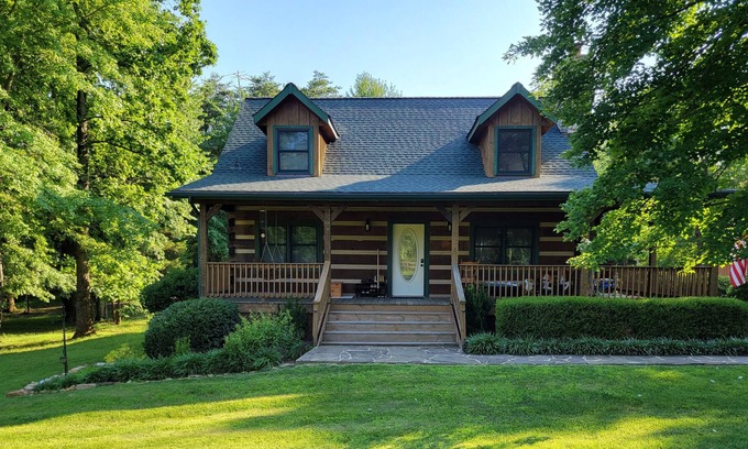 Broad Run Cabina | Cozy 4 Bedroom Cabin in Broad Run