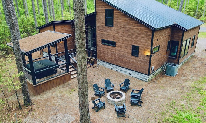 Broken Bow Cabina | Cozy 4-bedroom cabin in peaceful Broken Bow with hot tub, loft game area, WiFi.