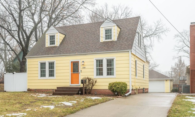 Waveland Park Casa | Cozy 4 bedroom home. Just 2 miles from Drake University. Easy access to I235.