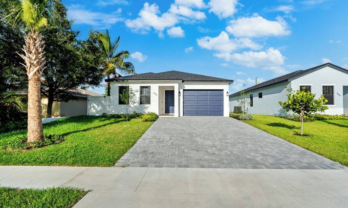 Lake Worth Casa | Cozy 4-bedroom home with AC and WiFi and more in delightful city of Greenacres