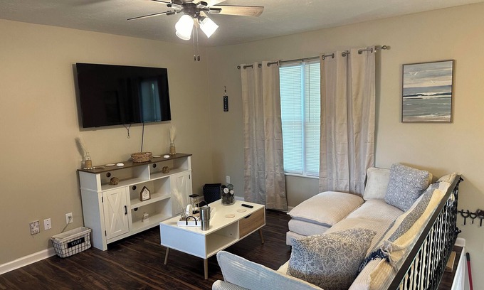Lexington Casa | Cozy 4-bedroom house in enjoyable Lexington with WiFi, AC. Centrally located.