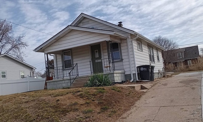 Omaha Casa | Cozy 4-bedroom house with WiFi, AC in lovely Omaha
