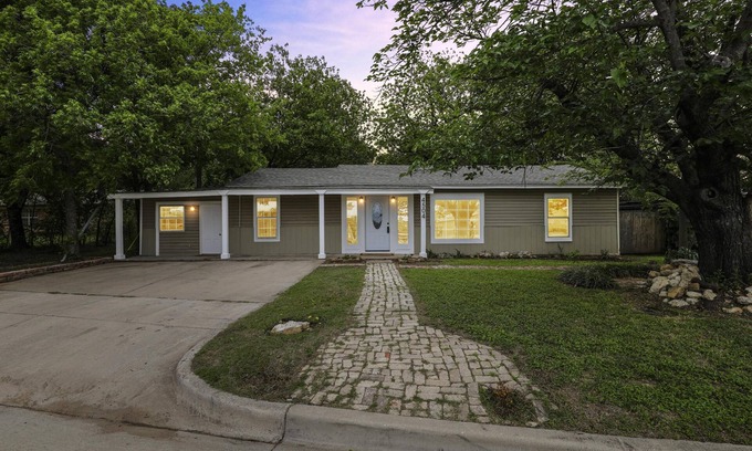 Lake Worth Casa | Cozy 4-bedroom w/ fire pit 5 minutes from lake!