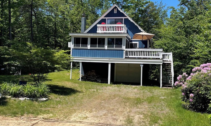 Moultonborough Chalet De Esquí | Cozy 4 BR chalet, short walk to park, tennis, and beach! Pets ok! 425 a night.