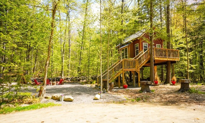 Sanbornton Casa | Casa del árbol en Plummer Shores: un refugio acogedor de cuatro estaciones