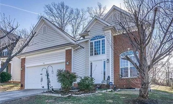 Prosperity Church Road Casa | Cozy 4B 2 5B University Home King Beds Jacuzzi