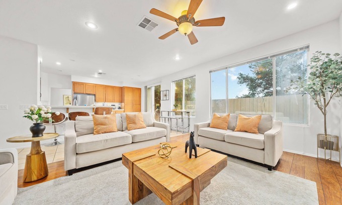 Riverside Casa | Cozy 4B2.5B|Garage & Street Parking|Pet Okay|Backyard|Perfect For Insured #42015