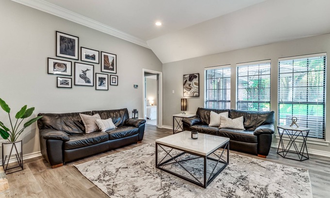 Fort Worth Casa | Cozy 4bd/2br house by Mira Vista: Family-friendly, 30+ day stays welcome!