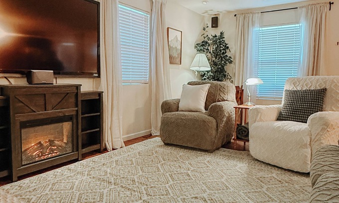Shasta View Casa | Cozy 4bd Home w/ 3 King Beds + EV Charger + Trailer Parking