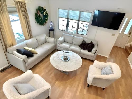 Port Washington Casa | Cozy 4BR 3BA Home- Train to NYC, USOpen, CitiField Mets, Walk to Harbor & Golf