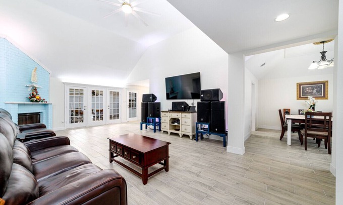 Mission Bend Casa | Cozy 4BR House w/ Fireplace – 10 Min to Chinatown