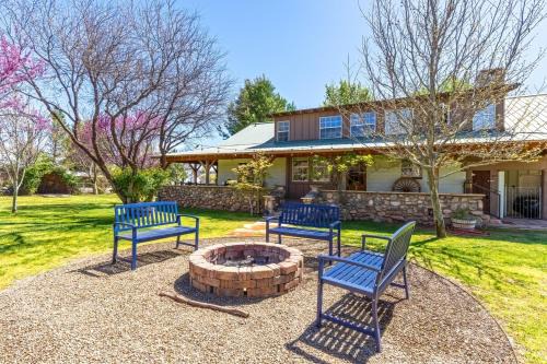 Cottonwood Casa | Cozy 4BR Ranch Home Near Sedona & Jerome with Game Room & Fire Pit