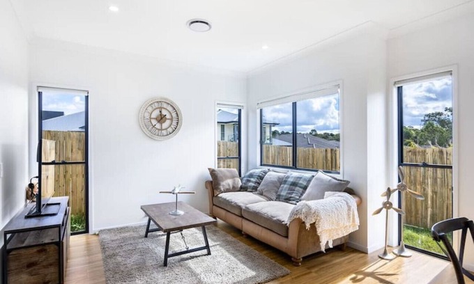 Calamvale Casa | Cozy 4BR Retreat: Workspace Near Shops & Highways
