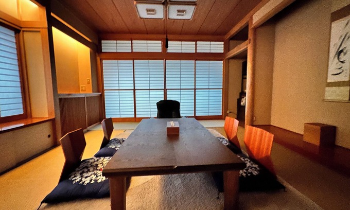 Adachi Casa | Cozy 5 room house in Tokyo, 2 minutes from station. WiFi, Netflix, Full Kitchen.