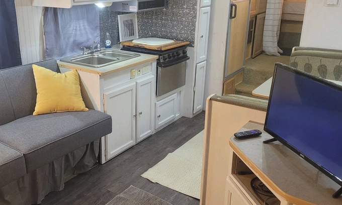 Columbus Alquiler De RV | Cozy 5th Wheel Camper on a Wooded Site! Close to everything!
