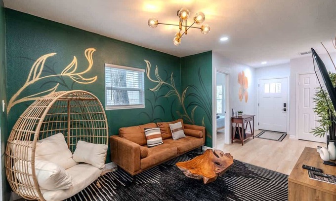 Northside Casa | Cozy 6BR Oasis | Fire Pit | Sleeps 13 | Near DT