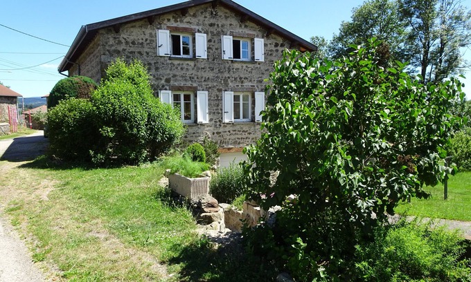 Jonzieux Cabaña | Cozy 8-person gîte, Parc Naturel du Pilat, ideal for families and groups.