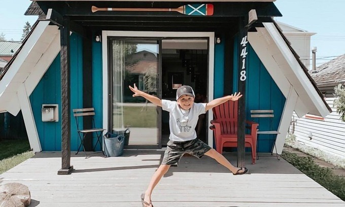 Sylvan Lake Cabina | Cozy A-frame cabin 1/2 block from the gorgeous Sylvan Lake beach, parks & pubs
