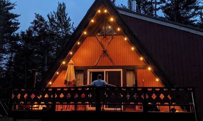Woodsville Cabina | Cozy A-frame chalet with 9 AM check-in & 6 PM check-out!