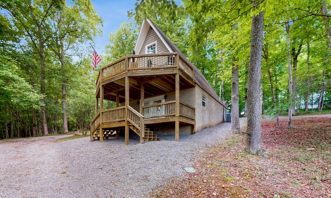 Flat Hollow Marina Casa | Cozy A-frame home with fire pit, deck, pickleball court, and covered boat slip