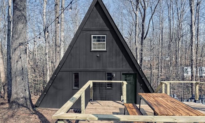 Fair Play Cabina | Cozy A-frame Tiny Home with Game room 3 Minutes to Lake Hartwell!